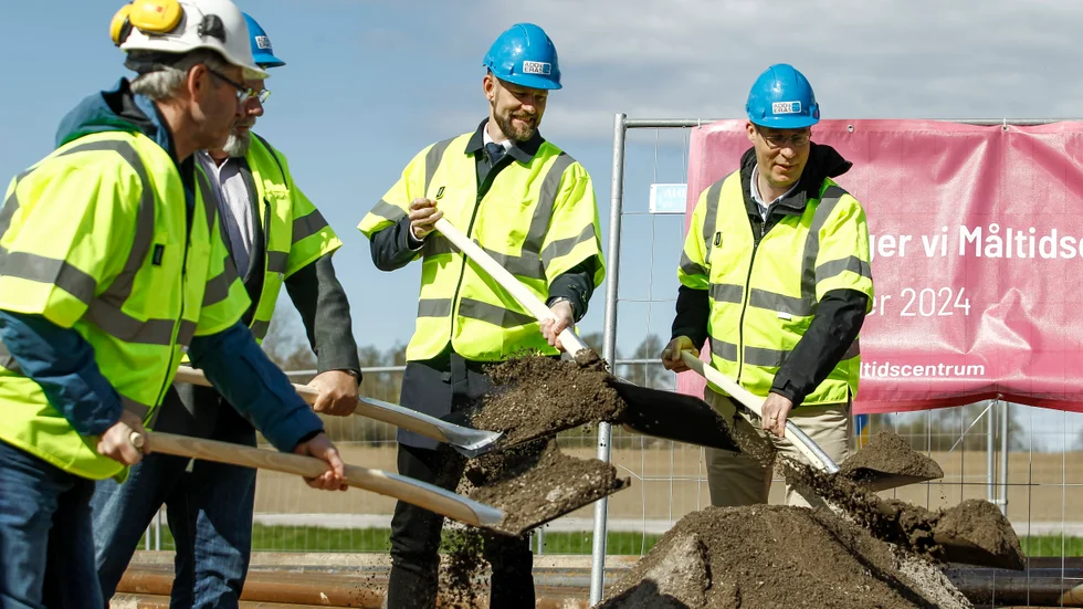 Totalentrepenören Björn Gustafsson, tekniska servicenämnden ordförade Nils-Erik Dålse (SD), kommunalråd Mark Henriksson (M) och tekniska förvaltningschefen Fredrik Feldt tar de första spadtagen för bygget av Motala kommuns måltidscentrum ute i Norrsten.