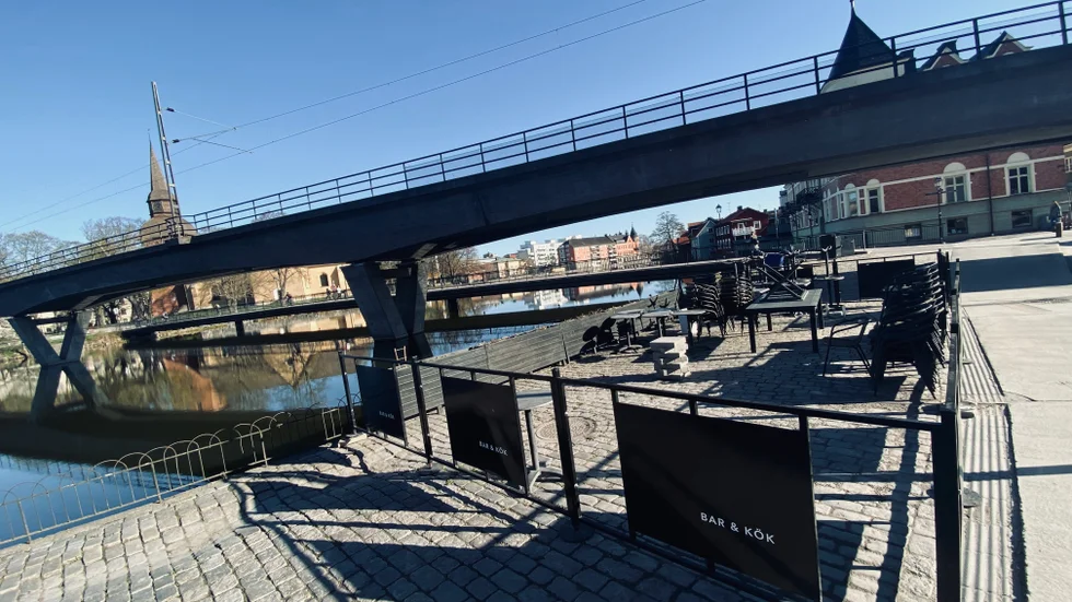 Precis här skulle flotten med borriggen läggas i. Men ytan är upptagen av en uteservering.