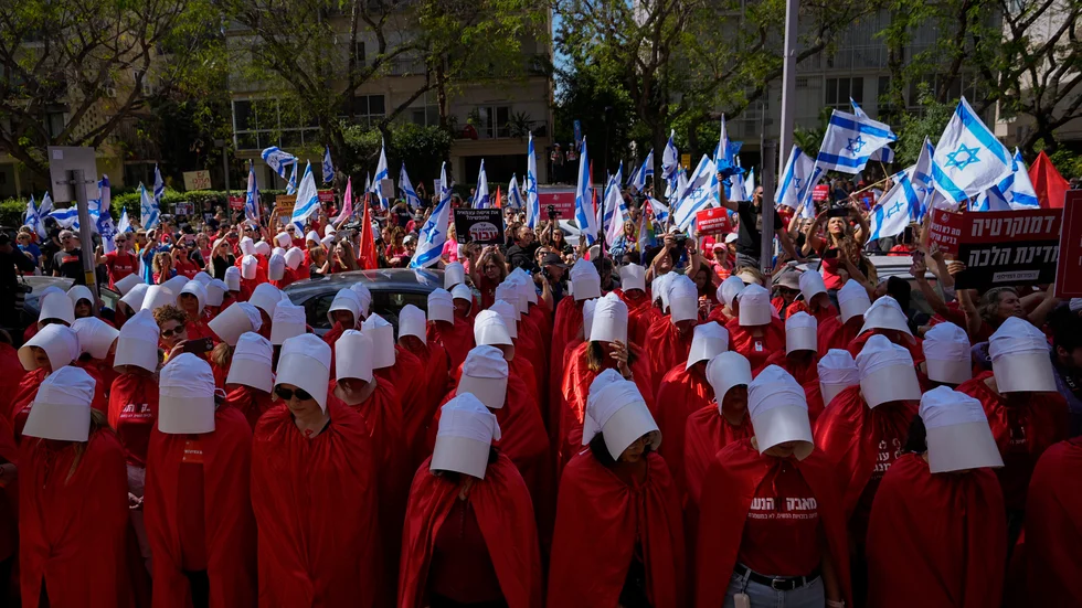 Israeliska aktivister klädda som karaktärerna i tv-serien "The handmaid's tale" protesterar i Tel Aviv på torsdagen.