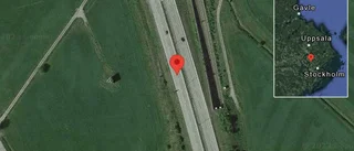 Personbil stillastående på E4 - helt stopp i ett körfält