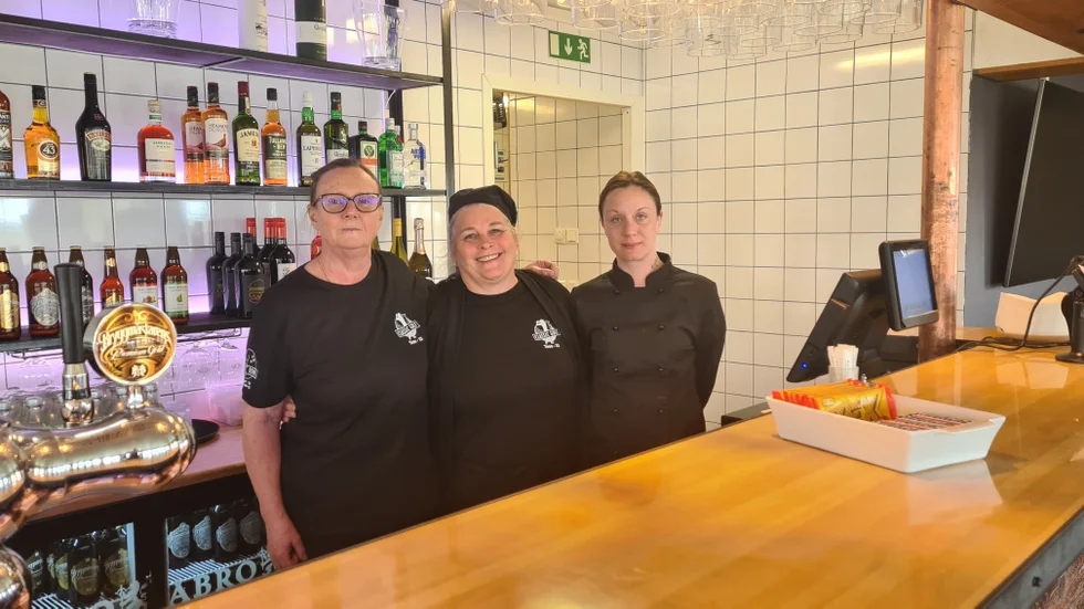 Mari Karlsson, ägare till Classic Boll Vimmerby och Gamleby, har nu haft första öppningsdagen i nyrenoverade restaurangen ute på Tobo golfklubb. Här står hon tillsammans med Anna Rylander och Josefine Rydström som är med och hjälper till ute i köket. 