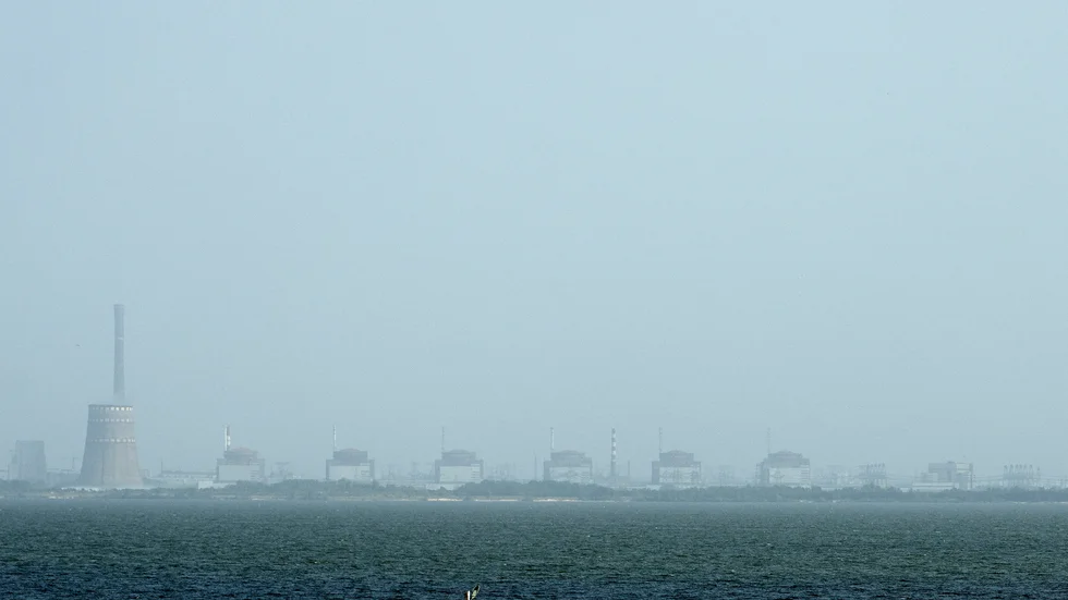 Vy över kärnkraftverket Zaporizjzja vid floden Dnepr i sydöstra Ukraina. Arkivbild.
