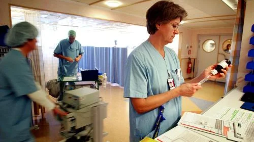 Kullbergska sjukhuset i  Katrineholm.  Intensivvårdssjuksköterskan Angelca Vivic förbereder en spruta till sin  patient.