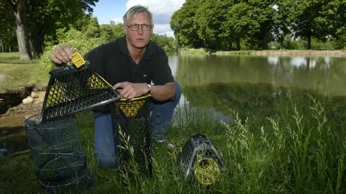 Göran Ingvald, Ljungsbro sportfiskeförening, erbjuder allmänheten att fiska kräftor i Göta kanal. Bild: JARL ASKLUND