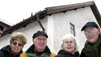 Goda grannar på Carlsundsgatan i Motala verkstad. Fr v Jan-Olof och Ann-Mari Liljekvist, Rune Persson, Berit och Ulf Öllegård och Majlis Persson.  Bild: ÅKE KARLSSON
