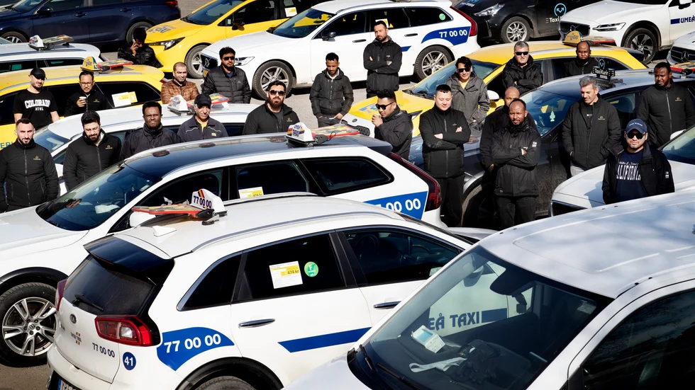 Ett 30-tal taxibilar stod parkerade utanför Cabonlines kontor i Alvik i Umeå.