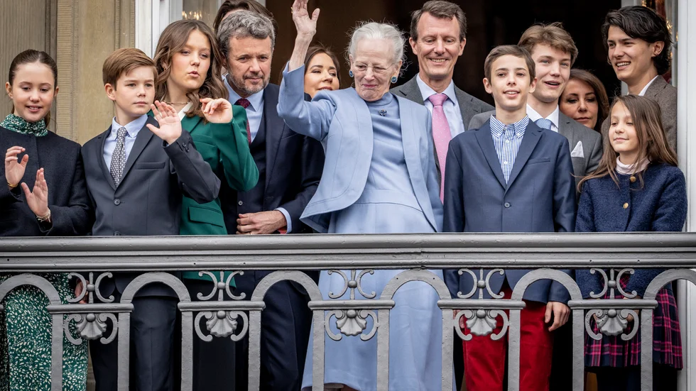 Danmarks drottning Margrethe, i ljusblått, omgiven av sin familj på sin 83-årsdag vinkar från slottet Amalienborg i Köpenhamn.