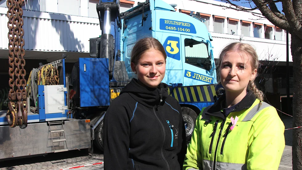 När Amanda Kryeziu tackade ja till medverkan i tv-serien Svenska Truckers var det för att intressera andra tjejer för att köra kranbil. "Det har hon verkligen lyckats med" säger praktikanten Lina Lennartsson från Nifsarpsskolan i Eksjö.