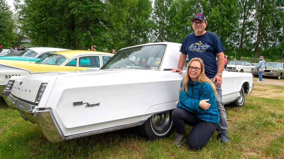 Evenemangets mest långväga gäster, makarna Kirsten och Juan Veldhuizen, 48 och 50 år, som kört med sin Chrysler från 1967 till Överkalix ända från – Nederländerna. 