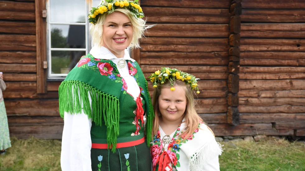 "Vi behöver återta vårt språk" säger Emma Kiviniemi. Dottern My Aldén frågar sig om man verkligen kan kasta stövel på meänkieli. Dagen till ära har de på sig tornedalsdräkter.