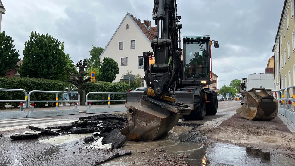 I måndags uppstod en läcka i en vattenledning på Östgötagatan i Linköping. Ledningen som är från 1920 finns med på Tekniska verkens lista på ledningar som måste bytas ut. 
