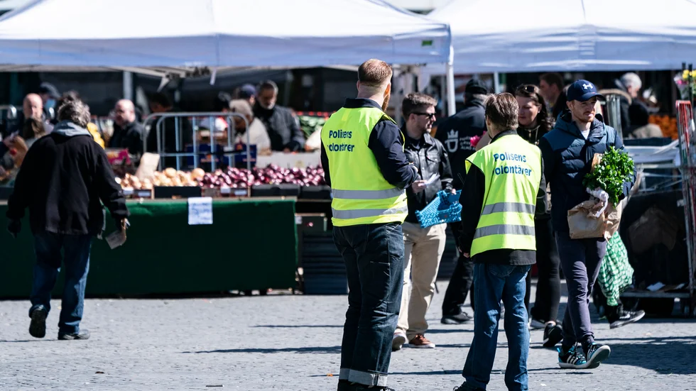 Polisens volontärer finns över hela landet. Här står några av dem på Möllevångstorget i Malmö, under en vanlig torghandelsdag.