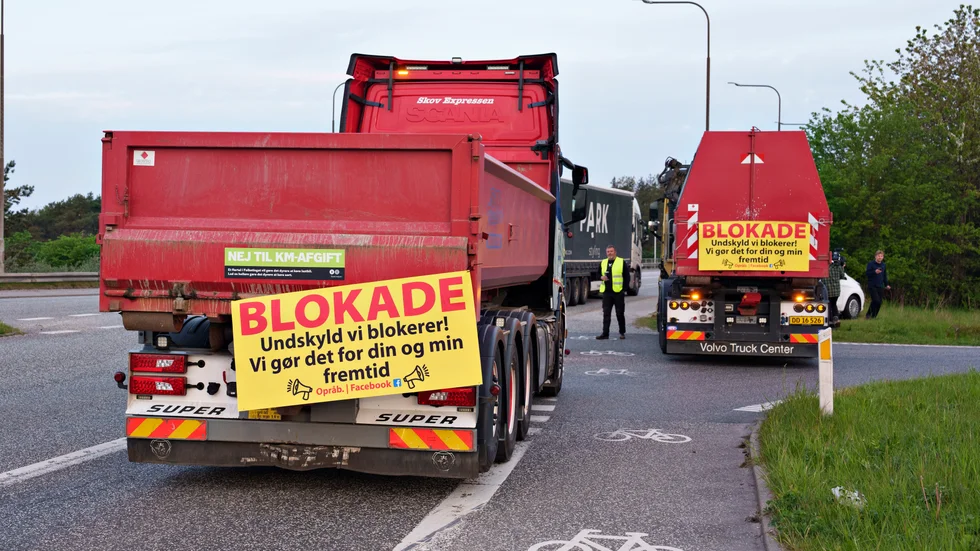 Lastbilar blockerar motorvägstillfarten vid Humlebakken i Ålborg på måndagmorgonen.