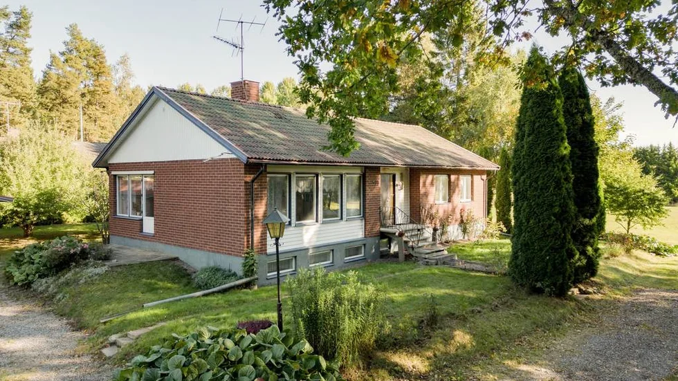 En tegelvilla i Lilla Härnevi toppar Hemnets klicklista i Enköping vecka 19. Lantligt men nära stan och ett relativt lågt pris bidrar till ett stort intresse för huset enligt mäklaren.