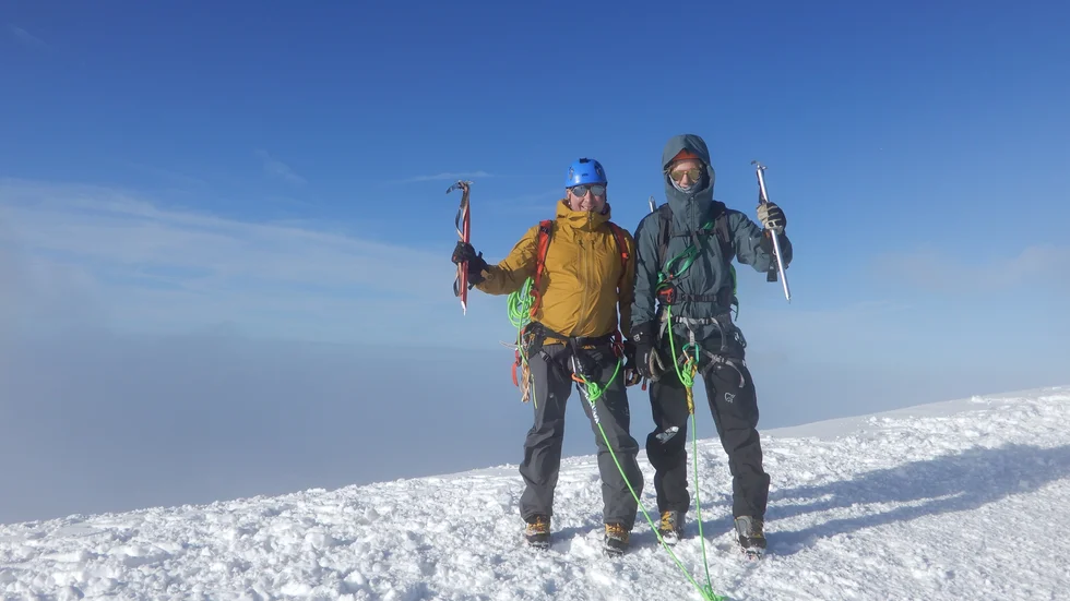 Boxholmsgrabbarna Sebastian Frykberg och Erik Pettersson på toppen av Mont Blanc.