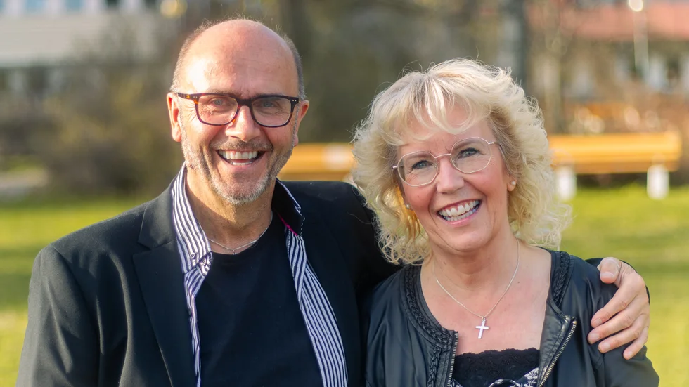 
Lars-Einar Öhman och Monica Öhman strålade i kapp med solen när de minglade bland vänner före galan startade.