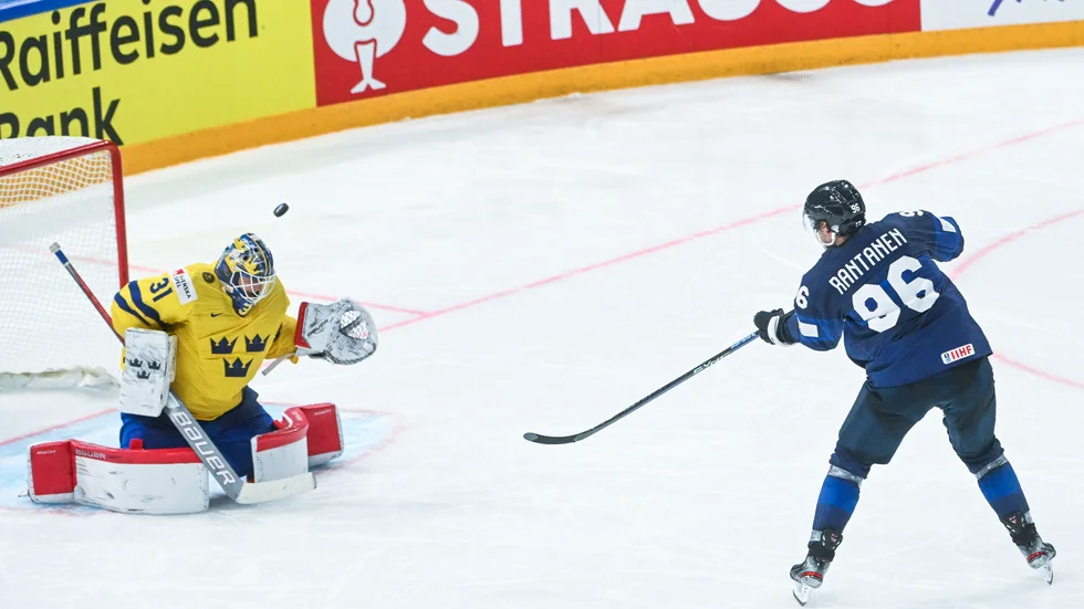 Lasse Johansson räddar en straff från stjärnan Mikko Rantanen i segerdramat mot Finland.