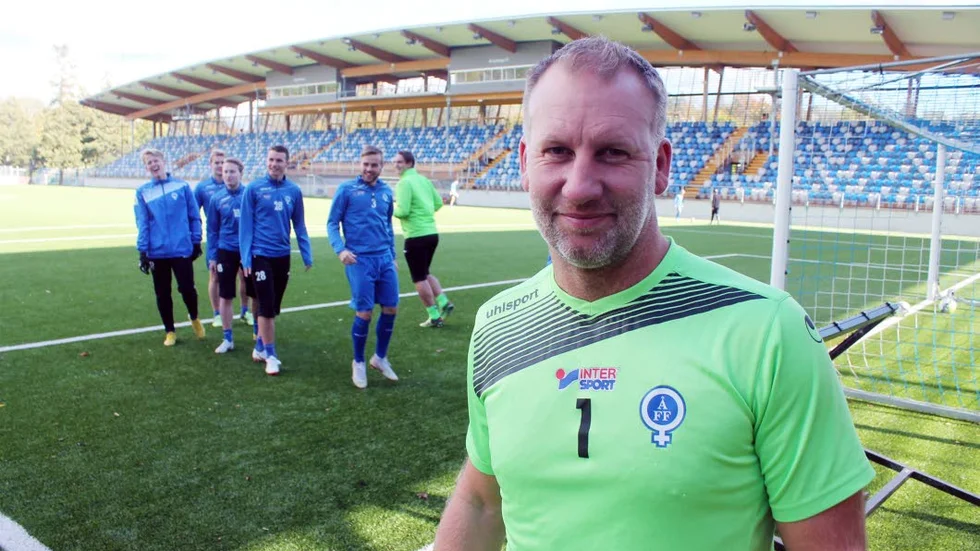 Henrik "Fimpen" Gustavsson ska spela fotbollen även 2019. Men om han spelar i Åtvidaberg eller Horn har han inte bestämt än.