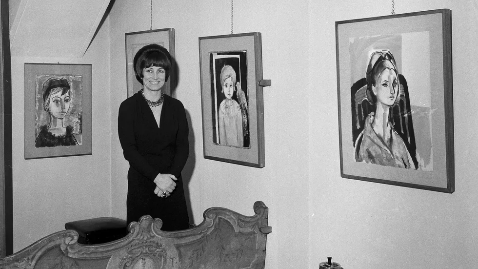 Françoise Gilot poserar framför några av sina verk under en utställning i Milano 1965. Gilot, som dock blev mer känd för sin relation med konstnären Pablo Picasso, dog i New York på tisdagen.
