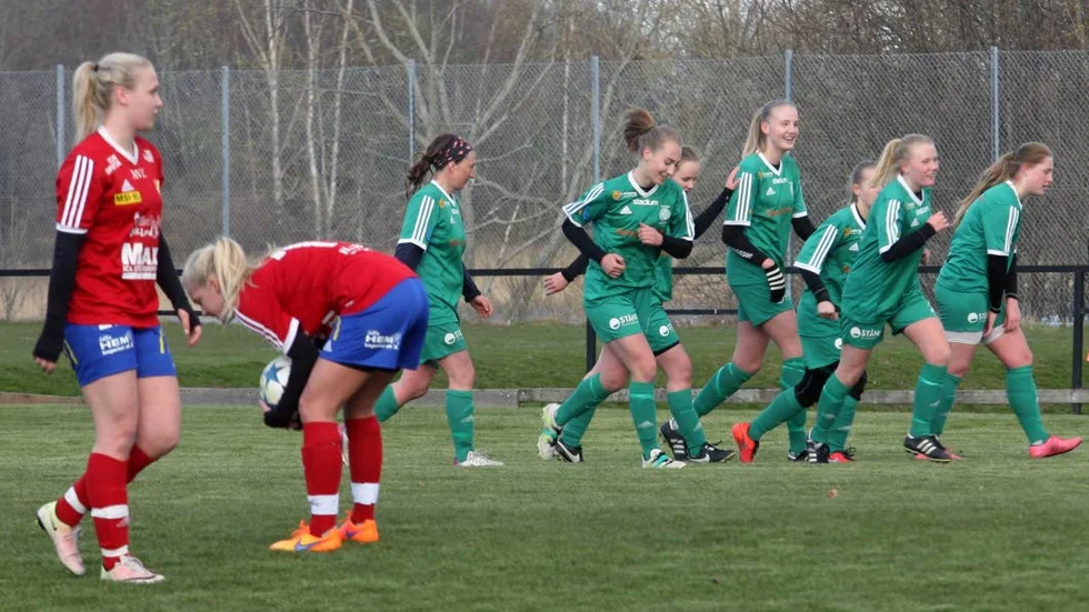 BORTAMÅL. Tinnisspelarna jublar efter ett av sina mål, medan Borentjejerna deppar. Linköpingslaget vann division-premiären på Borens IP med klara siffror.