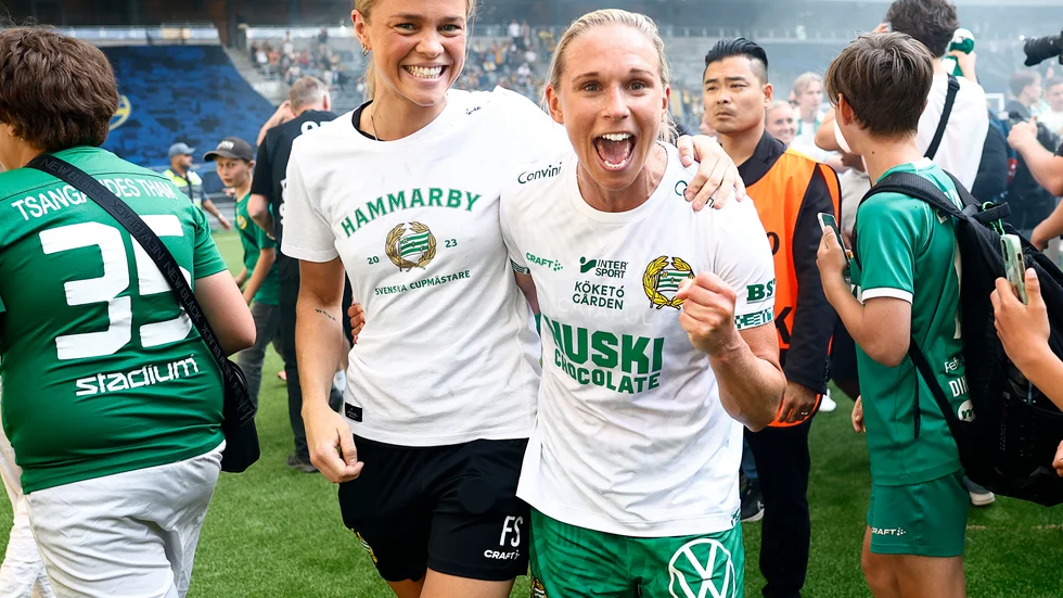Filippa Sparf och Jonna Andersson firar segern i svenska cupen med Hammarbyfansen.