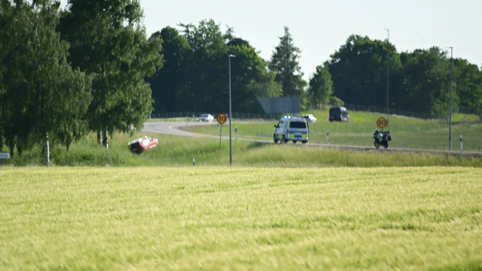 Två personer greps på tisdagseftermiddagen vid Tift utanför Linköping misstänkta för att ha prejat en motorcykelpolis ner i diket vid E4.