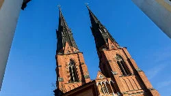 Svenska kyrkan. Insändarskribenten har respekt för många inom Svenska kyrkan och väljer att vara kvar som medlem.