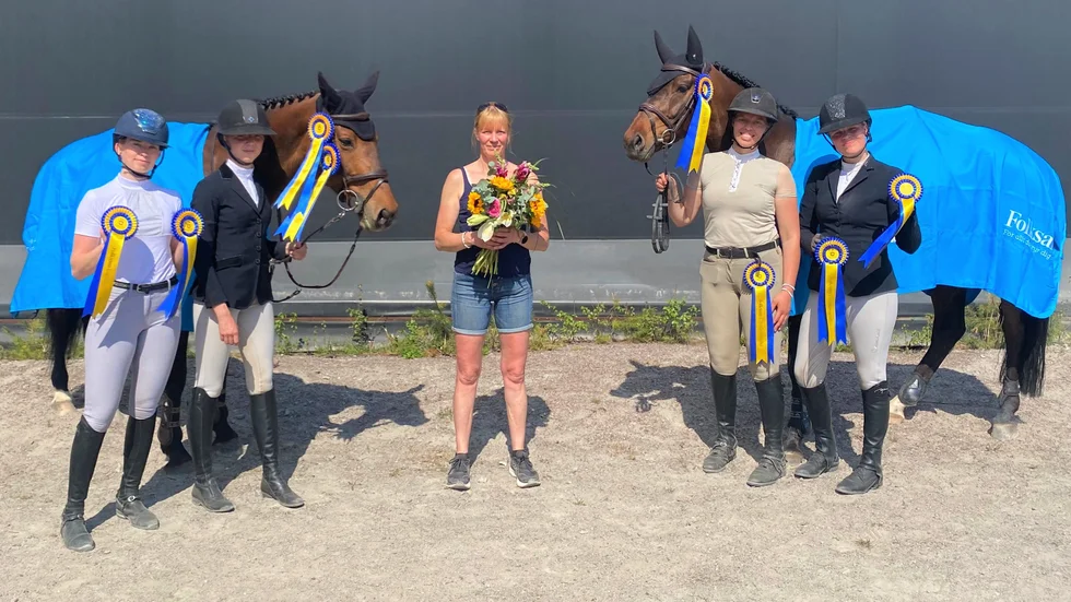 Piteå Ridklubbs vinnande lag i elitallsvenska kvalet. Från vänster Nina Backman, Henny Sundkvist, lagledare Linda Marklund, Wilma Marklund och Clara Marklund. Även Liv Dagertun (ej på bild) har varit med.