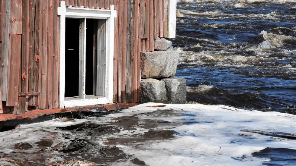 Vid Kukkolaforsen nådde älven byggnaderna förra året.