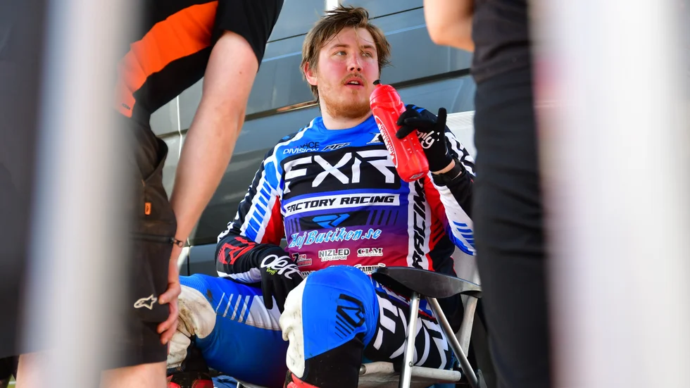 Serviceuppehåll efter ett par sträckor i SM-premiären på Lunda. Adam Andersson får i sig lite vätska, välbehövligt eftersom solen gassade hela dagen.