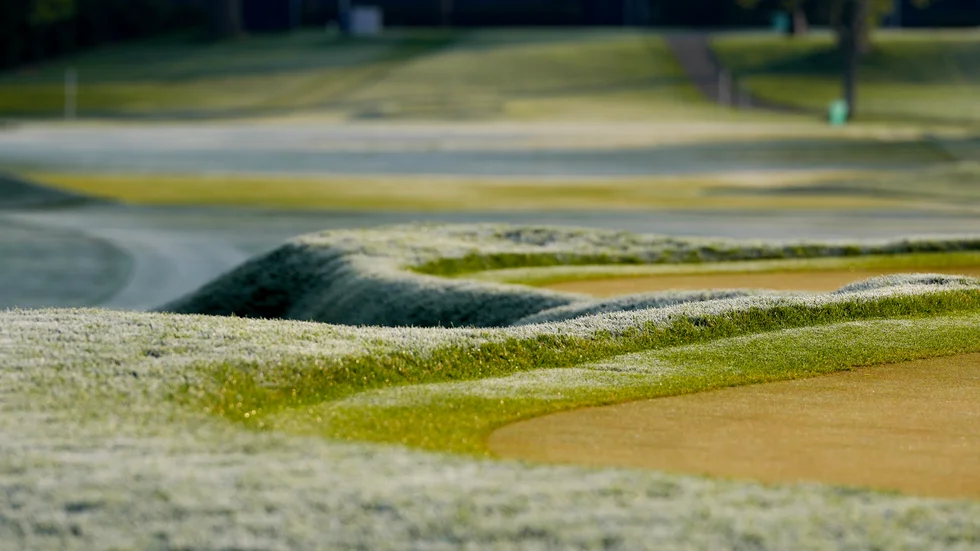 Frostbitna banor gjorde att starten på PGA-mästerskapen i golf försenades på torsdagen.