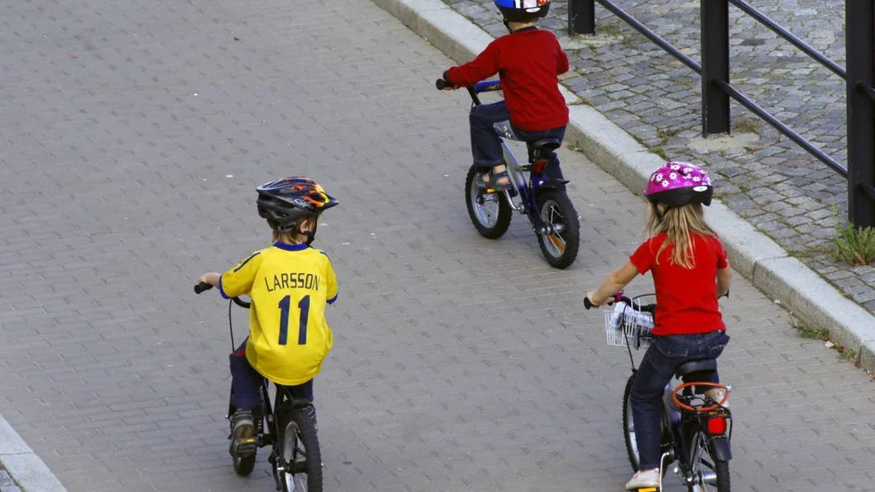 Otryggt? Föräldrar bör avstå från att köra sina barn till skolan så att cyklande barn kan känna sig trygga, menar insändarskribenterna.
