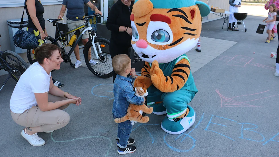 Det var riktigt spännande att hälsa på Tigern Teo, tyckte Liam. Han var jättestor. I alla fall jämfört med hans egen tiger, som också fick följa med.