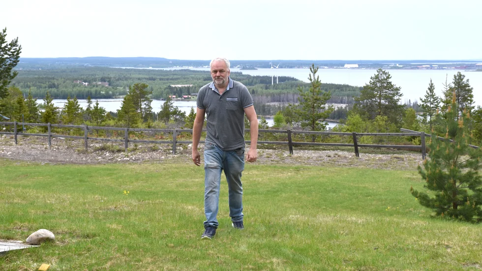 Mikael Bergmark, Skellefteå, äger tillsammans med sin hustru Bureberget, där nu ett Göteborgsföretag fått undersökningstillstånd. På området kan sällsynta jordartsmetaller finnas.