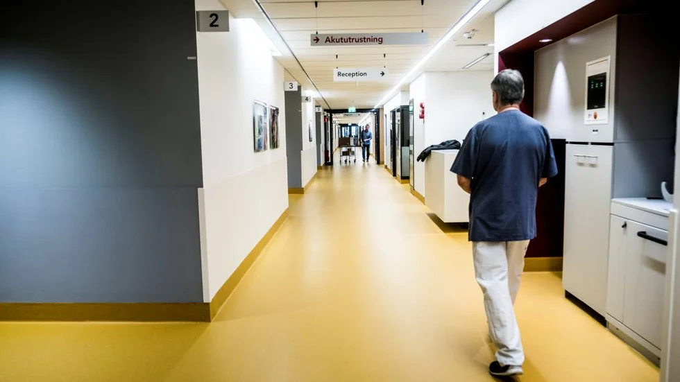 "Affärsmässigt har det plåstrats ihop på ett helt intelligensbefriat sätt", skriver nyhetskrönikören Berndt Tiberg om Nya Karolinska.