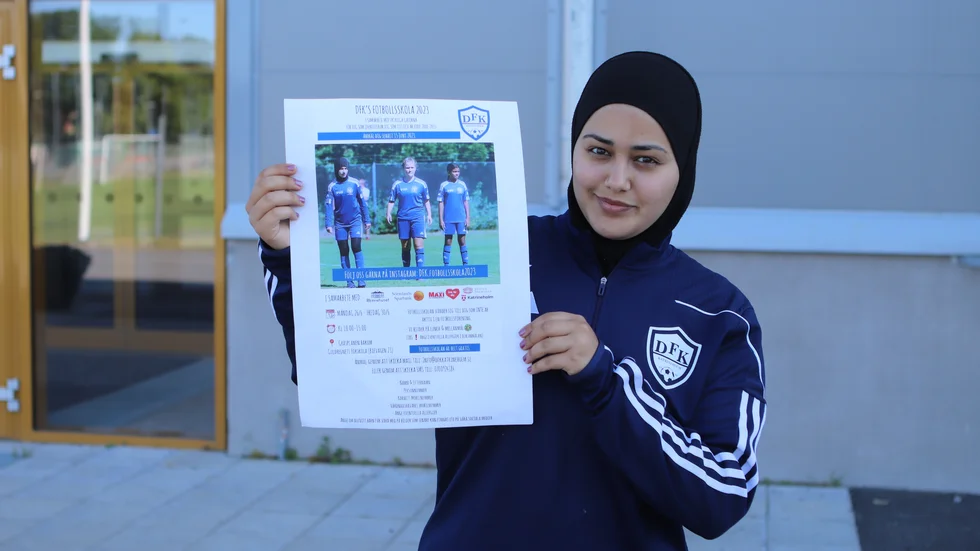 Under ledning av Elham Aljasem genomför DFK Katrineholm en fotbollsskola under en vecka på norr i Katrineholm.