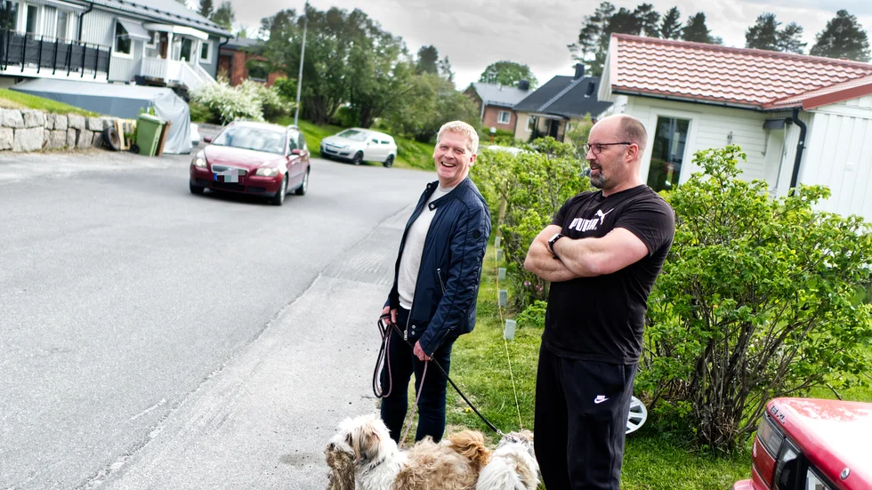 Anders och Anders skrattar åt eländet för ett ögonblick. Men de båda grannarna är både arga och oroliga över trafiksituationen på Lulsundet. "Om folk bara kunde respektera att det är 30 km i timmen", säger de.