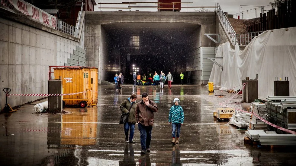 En tågtunnel eller inte genom Knivsta vållar debatt. Så här såg det ut när järnvägstunneln byggdes i Gamla Uppsala.