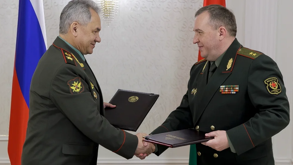 Rysslands försvarsminister Sergej Sjojgu (vänster) träffade Belarus försvarsminister Viktor Chrenin under torsdagen för att skriva avtal om ryska kärnvapen på belarusisk mark.