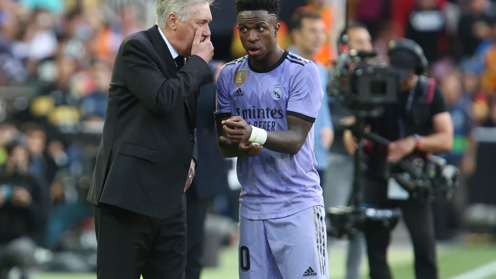Real Madrids tränare Carlo Ancelotti i samspråk med Vinícius Júnior.
