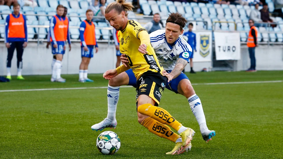 Arnor Traustason, här i duell med Niklas Hult, fick se Elfsborg ta med sig alla tre poäng i måndagens match på Platinumcars Arena.
