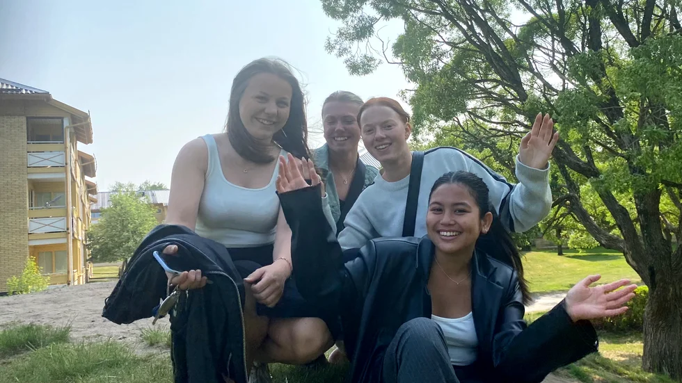 "Det ska bli mycket kul för barnen säger Leoni Dettke, Meja Erenlöf Roser, Tove Brolin och Kyla Casa inför Bullerbydagen på torsdag. De ska bland annat fixa en såpabacke att åka i.