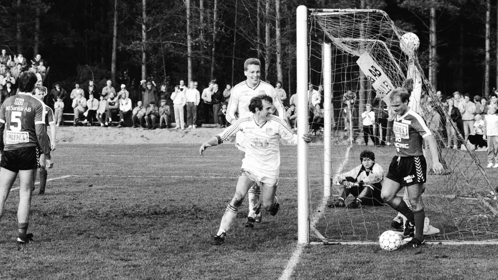 Hösten 1986. Över 1 800 åskådare på Björkparken i Film ser hemmalaget kvala till näst högsta serien. Här jublar Gunnar Karlsson (vit tröja, närmast) och bakom honom Peter Lindborg. Inne målet ses en skymd Jan "Palle" Martinsson.