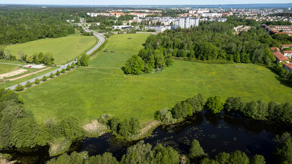 Berga äng intill Haningeleden ska bli bostadsområde, med 800–900 bostäder. Men det kommer att ta några år innan byggena kommer igång.