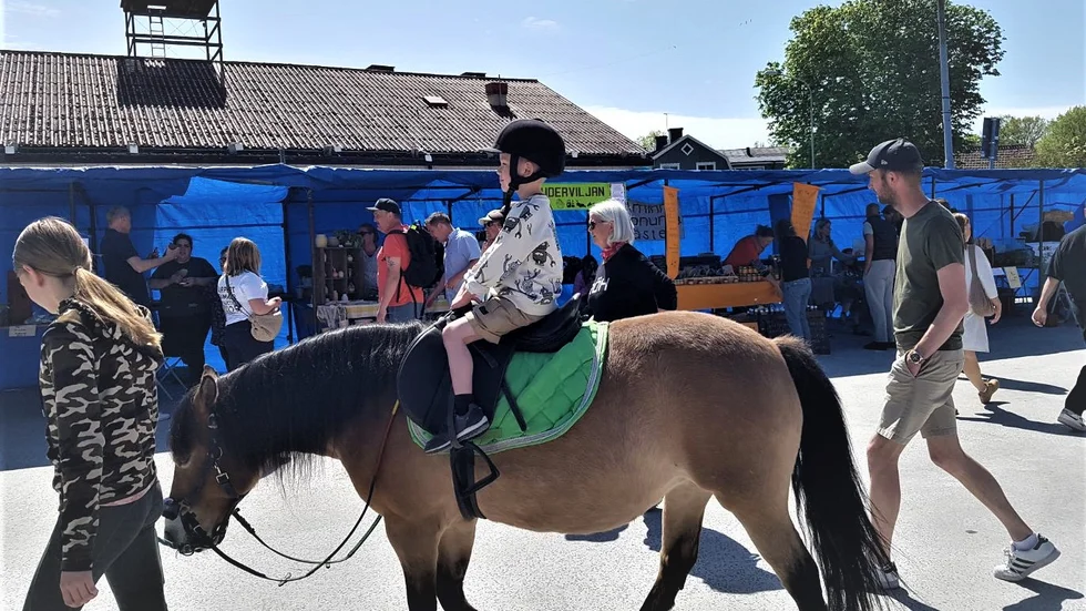 På ridtur bland torgstånden