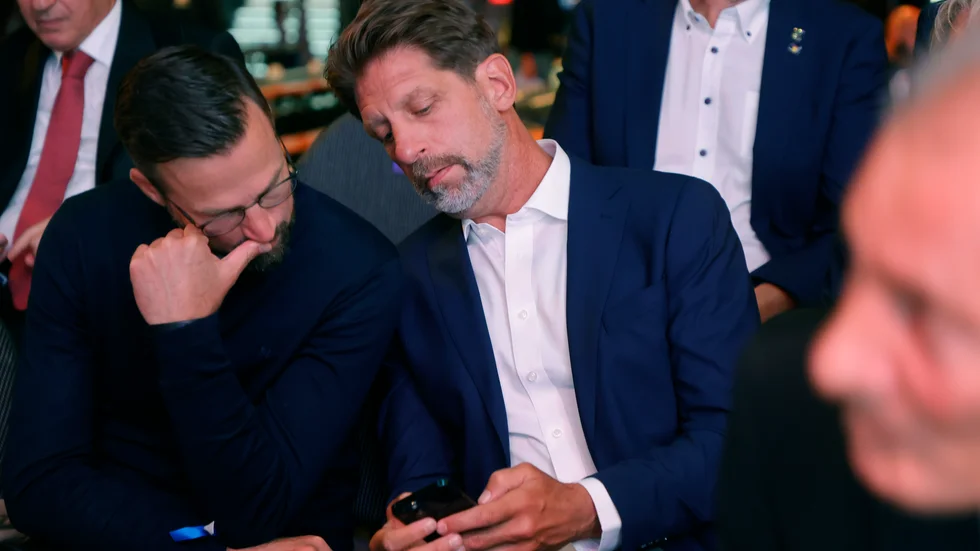 Sydkoreas förbundskapten Henrik Signell och Sveriges förbundskapten Tomas Axnér under lottningen.