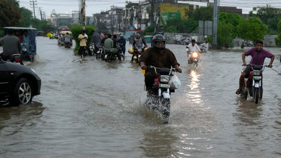 Gatorna i miljonstaden Lahore är översvämmade efter veckor av monsunregn.