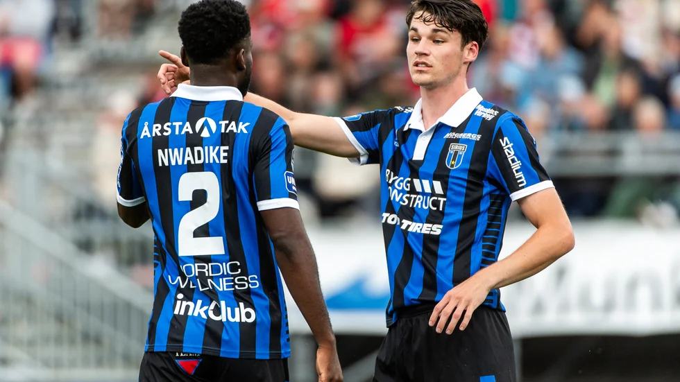 Sirius Patrick Nwadike och Jamie Roche under fotbollsmatchen i Allsvenskan mellan Degerfors och Sirius.