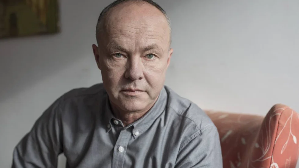 Fredrik Sjöberg förtrollar läsaren i sina bok "Mamma är galen och pappa är full", menar Kurirens recensent.