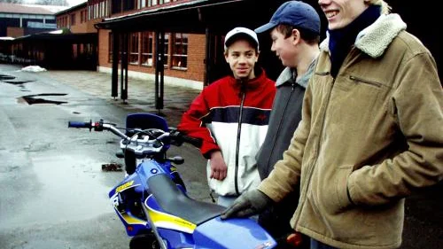 Linus Svala, Sam Gustavsson och Dennis Johansson tror inte att det räcker med enbart information för att avskräcka från buskörning.